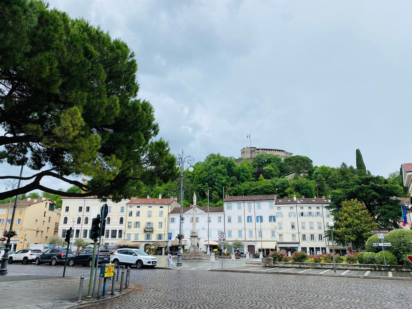 Aufnahme von der Piazza della Vittoria und der Burg von Görz im Hintergrund.