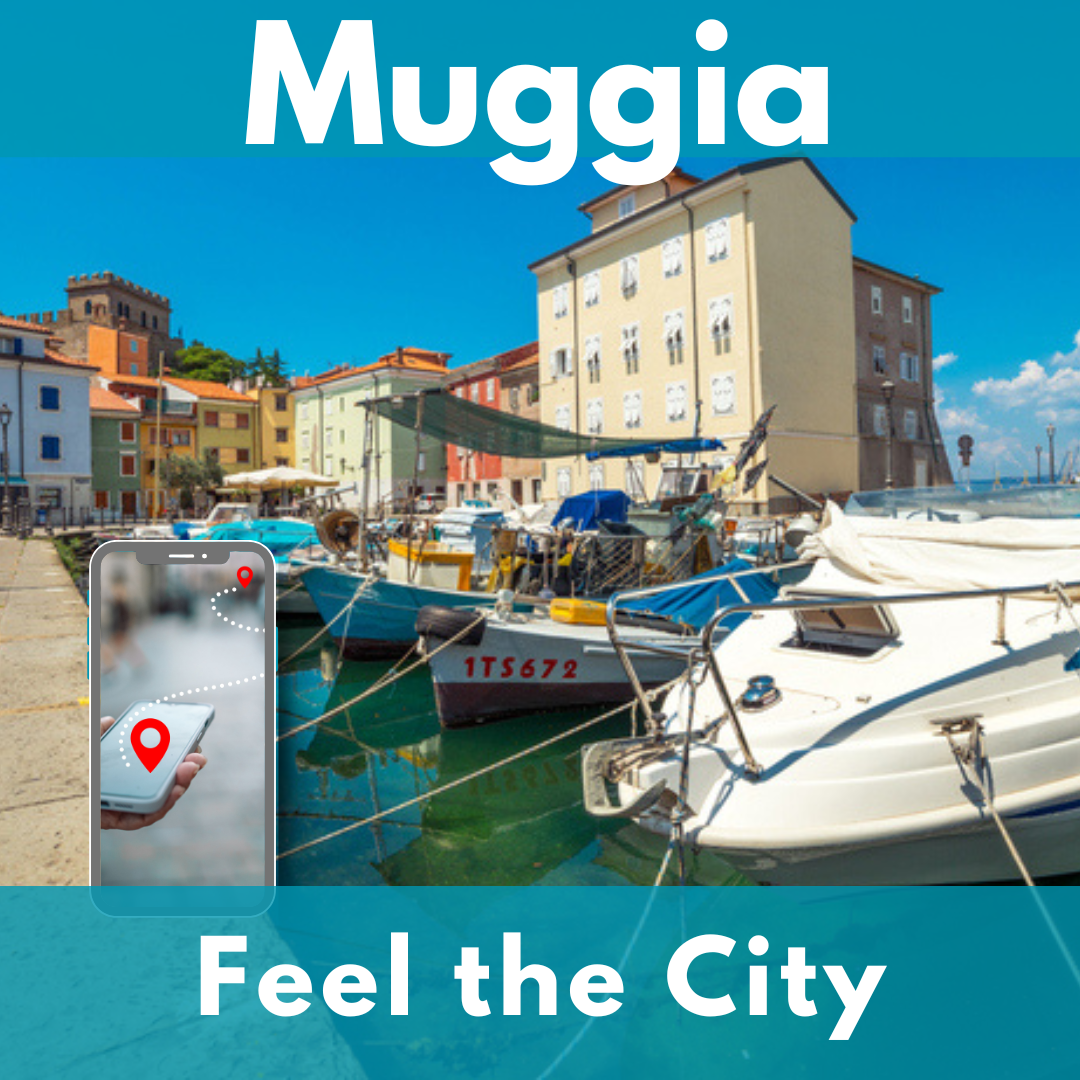 Bild vom Hafen in Muggia mit bunten Schiffen auf dem blau-grünen Meer, im Vordergrund ein Smartphone mit einem Routensymbol und im Hintergrund bunte Häuser. Hinter den Häusern auf dem Hügel befindet sich die Burg von Muggia. Oben auf dem Bild befindet sich der Schriftzug Muggia, unten im Bild "Feel the City"