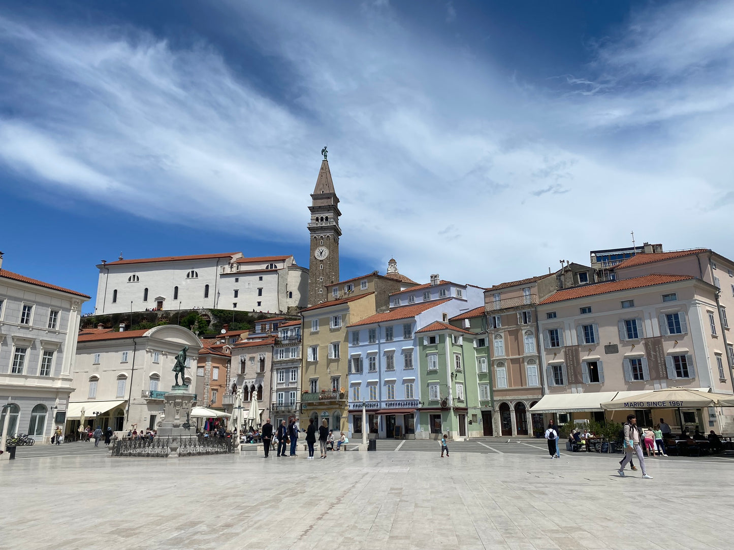 Tartiniplatz in Piran im Vordergrund, daher einige Häuser am Rand des Platzes und dahinter die Kathedrale St. Georg