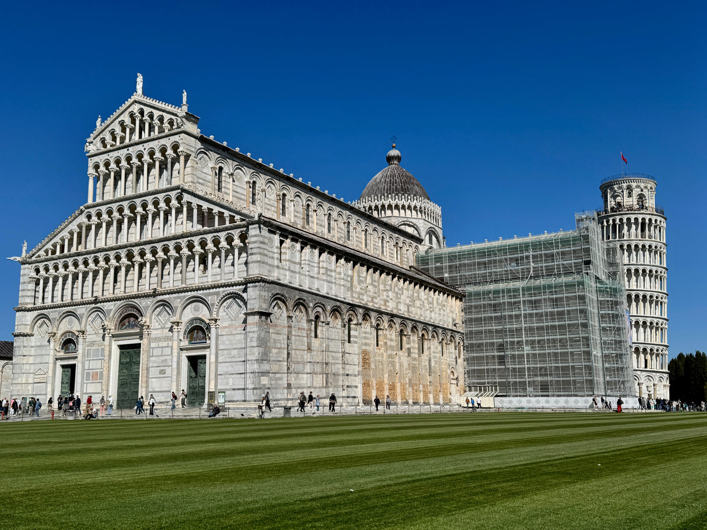 Il Duomo di Santa Maria Assunta e la Torre Pendente in Piazza dei Miracoli a Pisa