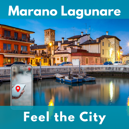 Der Hafenkanal von Marano Lagunare zur blauen Stunde mit orangem Haus, Glockenturm und Fischerbooten im Wasser. Links im Vordergrund ein Smartphone mit einer angedeuteten Route zwischen zwei roten Punkten. Oben „Marano Lagunare“, unten „Feel the City“.
