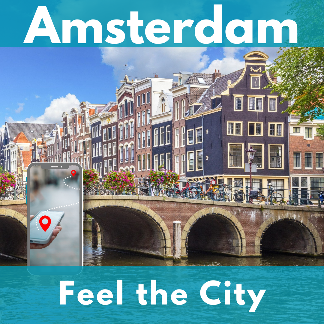 Eine Grachtenbrücke in Amsterdam mit Blumenkästen und Fahrrädern, dahinter eine Reihe schmaler Giebelhäuser. Im Vordergrund links ein Smartphone mit einer Route und Standort-Pins. Oben der Schriftzug „Amsterdam“, unten „Feel the City“.