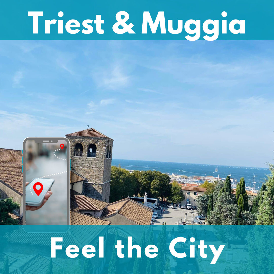 Blick vom Hügel San Giusto in Triest über Ziegeldächer und Zypressen auf den Golf von Triest, rechts der Glockenturm der Kathedrale. Links im Vordergrund ein Smartphone mit einer Route zwischen zwei roten Punkten. Oben der Schriftzug „Triest & Muggia“, unten „Feel the City“.
