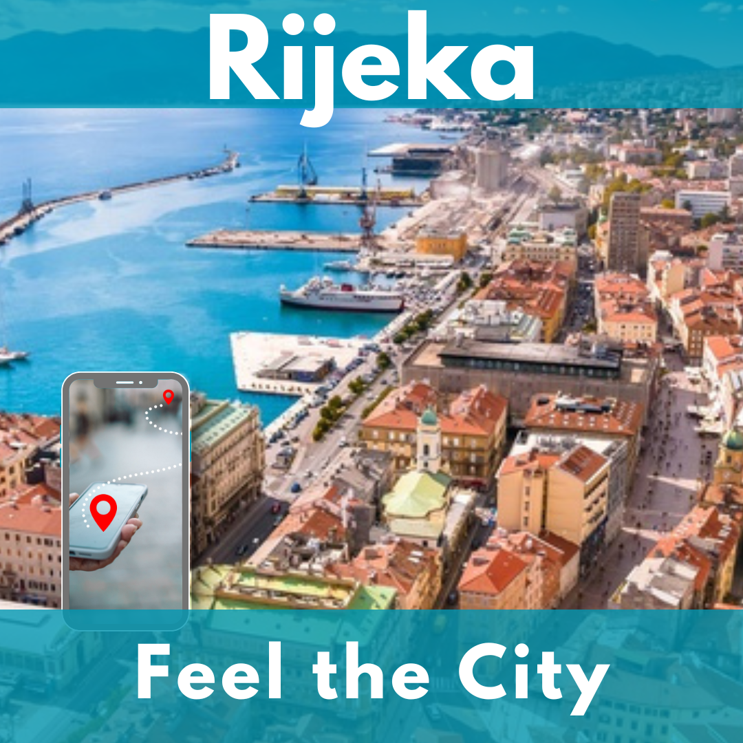 Luftbild von Rijeka mit dem Hafenbecken, den Molen und den Dächern der Altstadt vor der Kvarner Bucht. Im Vordergrund links hält eine Hand ein Smartphone, auf dessen Display eine Route mit Standort-Pins angezeigt wird. Oben der Schriftzug „Rijeka", unten der Slogan „Feel the City".