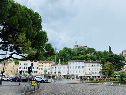 Aufnahme von der Piazza della Vittoria und der Burg von Görz im Hintergrund.
