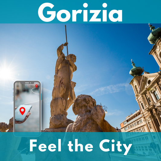 Neptun mit einer nach oben gerichteten Stange, rechts angeschnitten die Kirche Sankt Ignazio in Gorizia. Links im Vordergrund ein Mobiltelefonat mit einer angedeuteten Route in weißer Spur zwischen 2 rot gefärbten Start- und Zielpunkten.