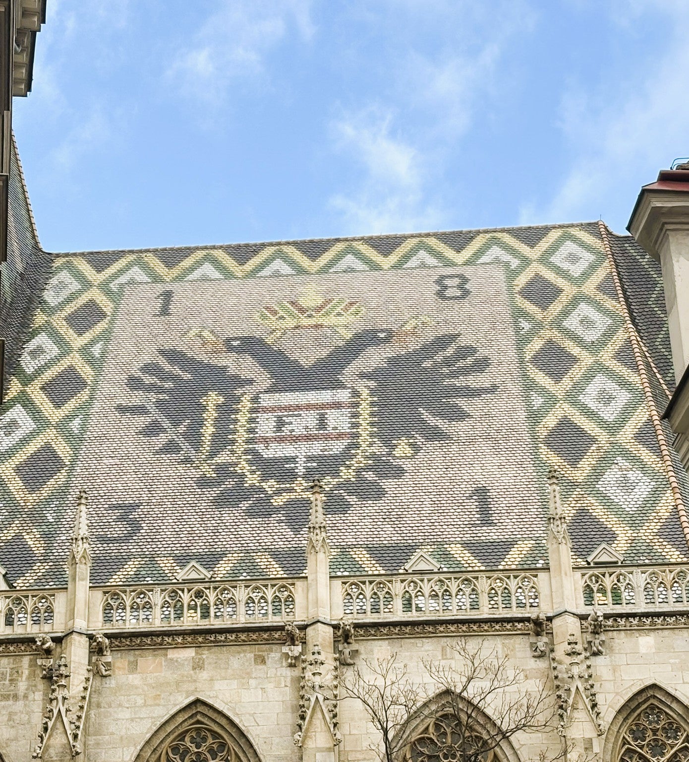 Vienna Stephansdom Aufnahme des Daches mit Wappen und Doppeladler und der Jahreszahl 1831