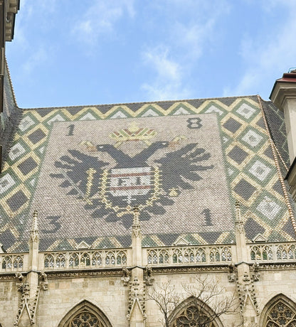 Vienna Stephansdom Aufnahme des Daches mit Wappen und Doppeladler und der Jahreszahl 1831
