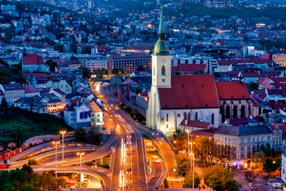 Panorama del centro storico di Bratislava con la cattedrale di San Martino all'ora blu