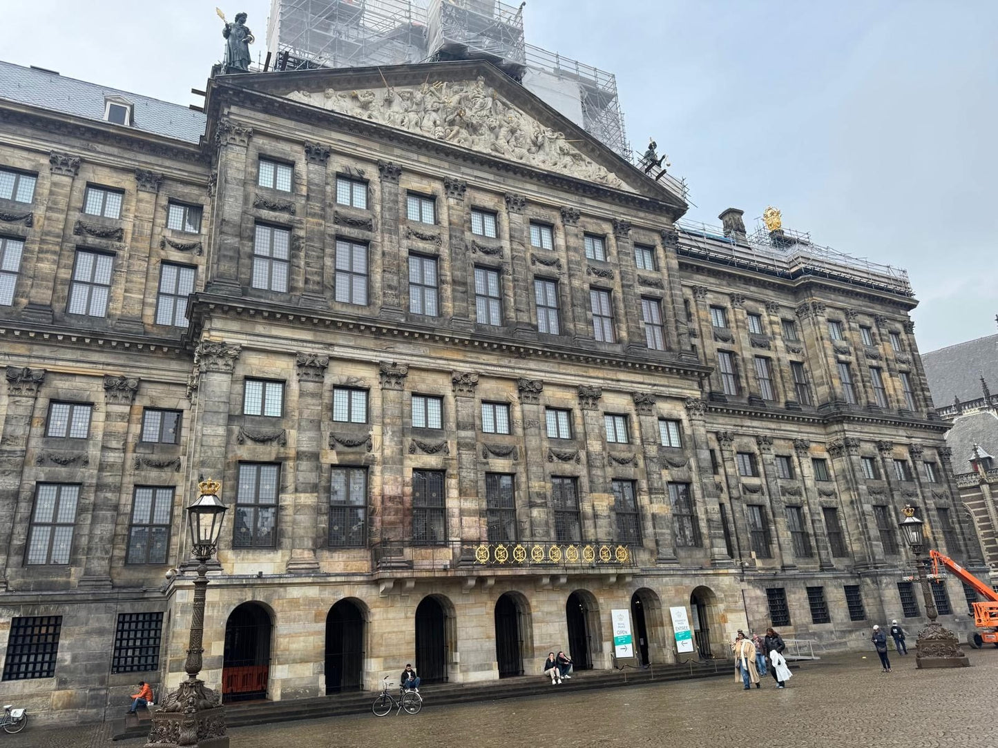 Der Königliche Palast am Dam in Amsterdam mit seinen ebenerdigen Bogendurchgängen, links daneben die Nieuwe Kerk.