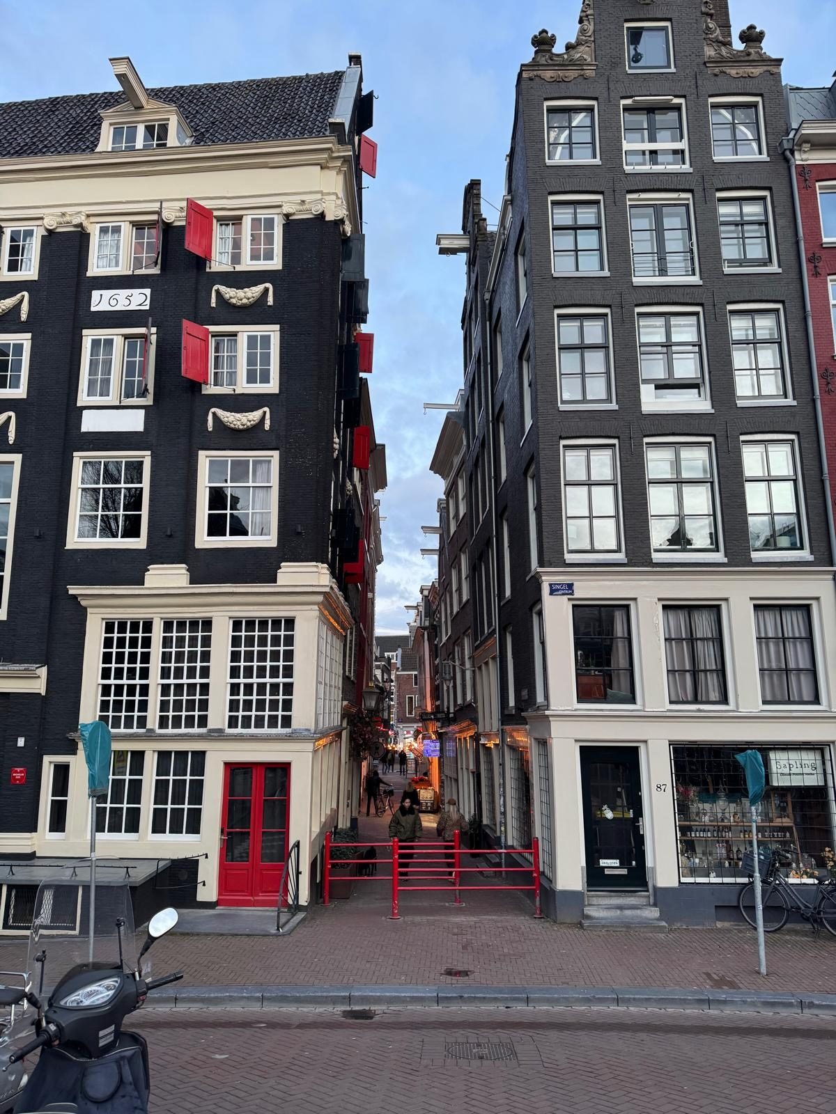Schiefe Grachtenhäuser im Jordaan in Amsterdam, deren Fassaden sich sichtbar zur Straße neigen.