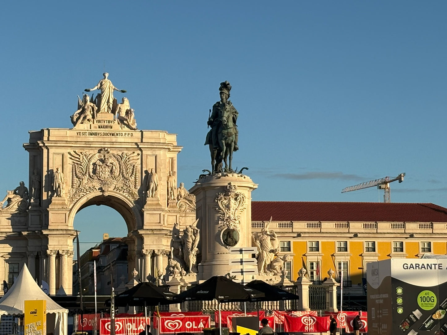 L'Arco da Rua Augusta e la statua equestre in Praça do Comércio a Lisbona