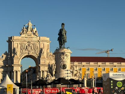 L'Arco da Rua Augusta e la statua equestre in Praça do Comércio a Lisbona