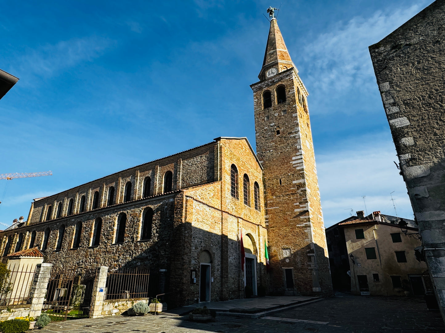 La basilica di Sant'Eufemia a Grado con la lunga navata e l'alto campanile
