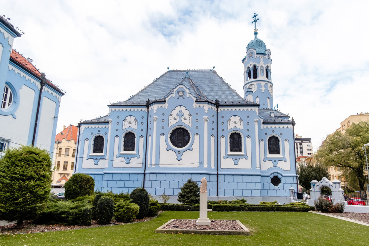 Chiesa Blu di Santa Elisabetta a Bratislava, capolavoro Art Nouveau azzurro