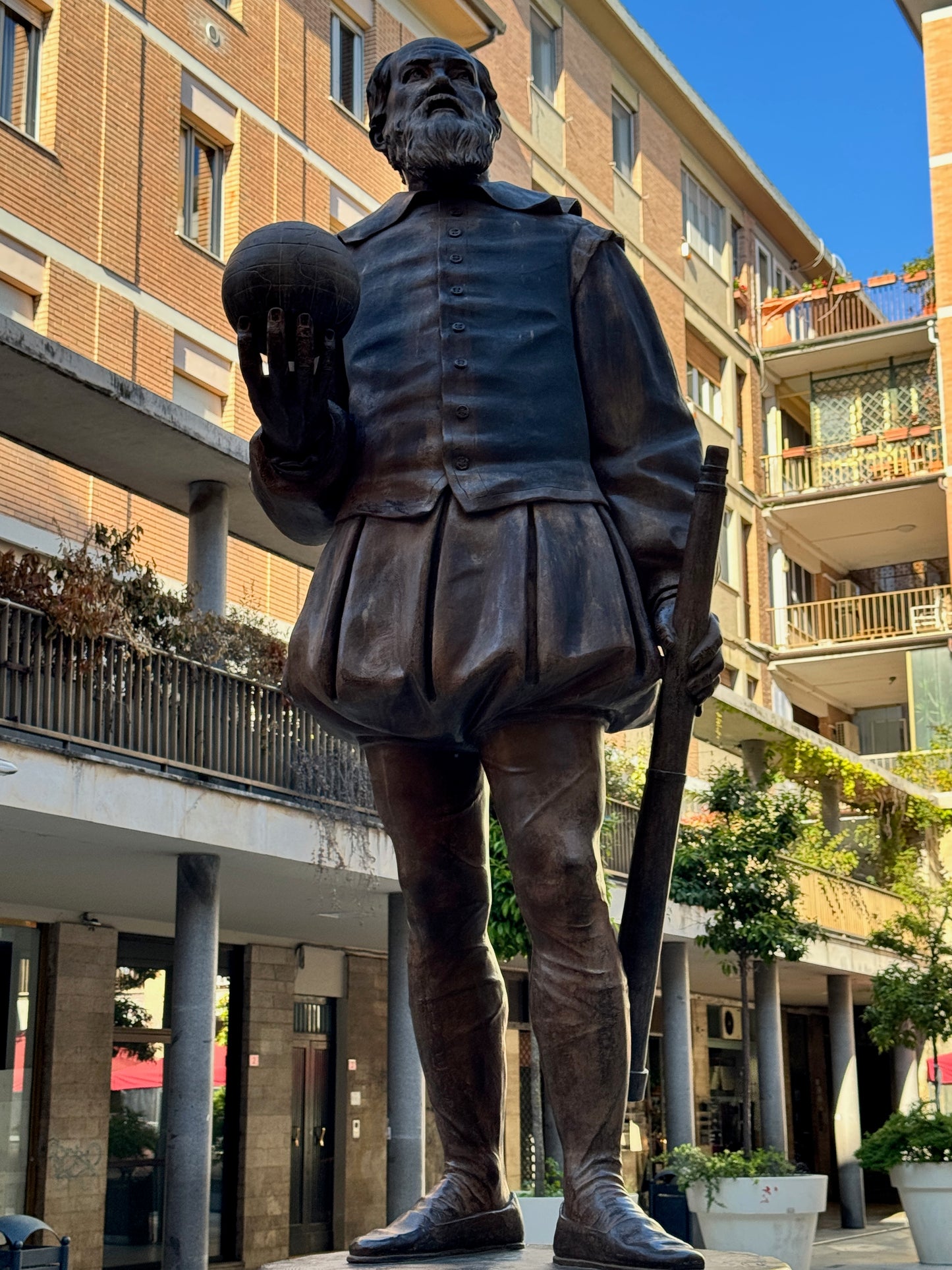 Statua di bronzo di un condottiero tra le case del centro storico di Pisa