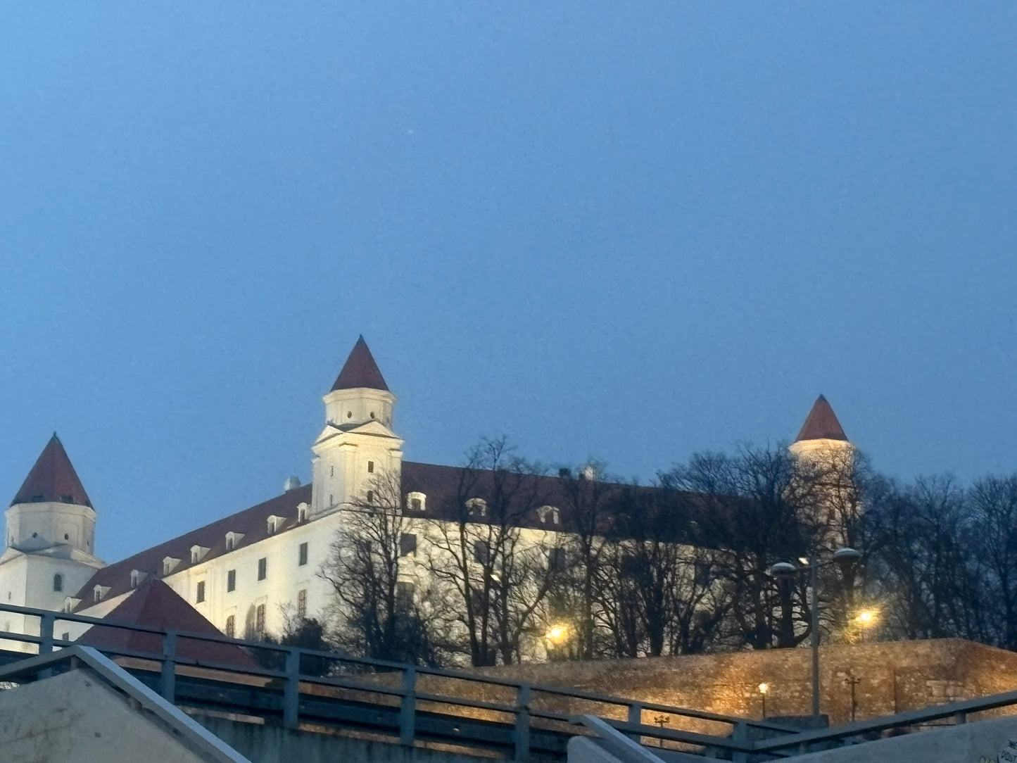 Castello di Bratislava con mura bianche e torri rosse al crepuscolo