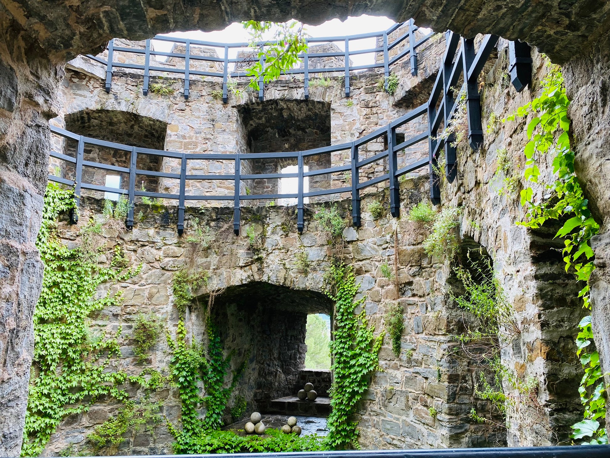 Muro circolare del castello di Gorizia su tre piani con vegetazione sulle mura