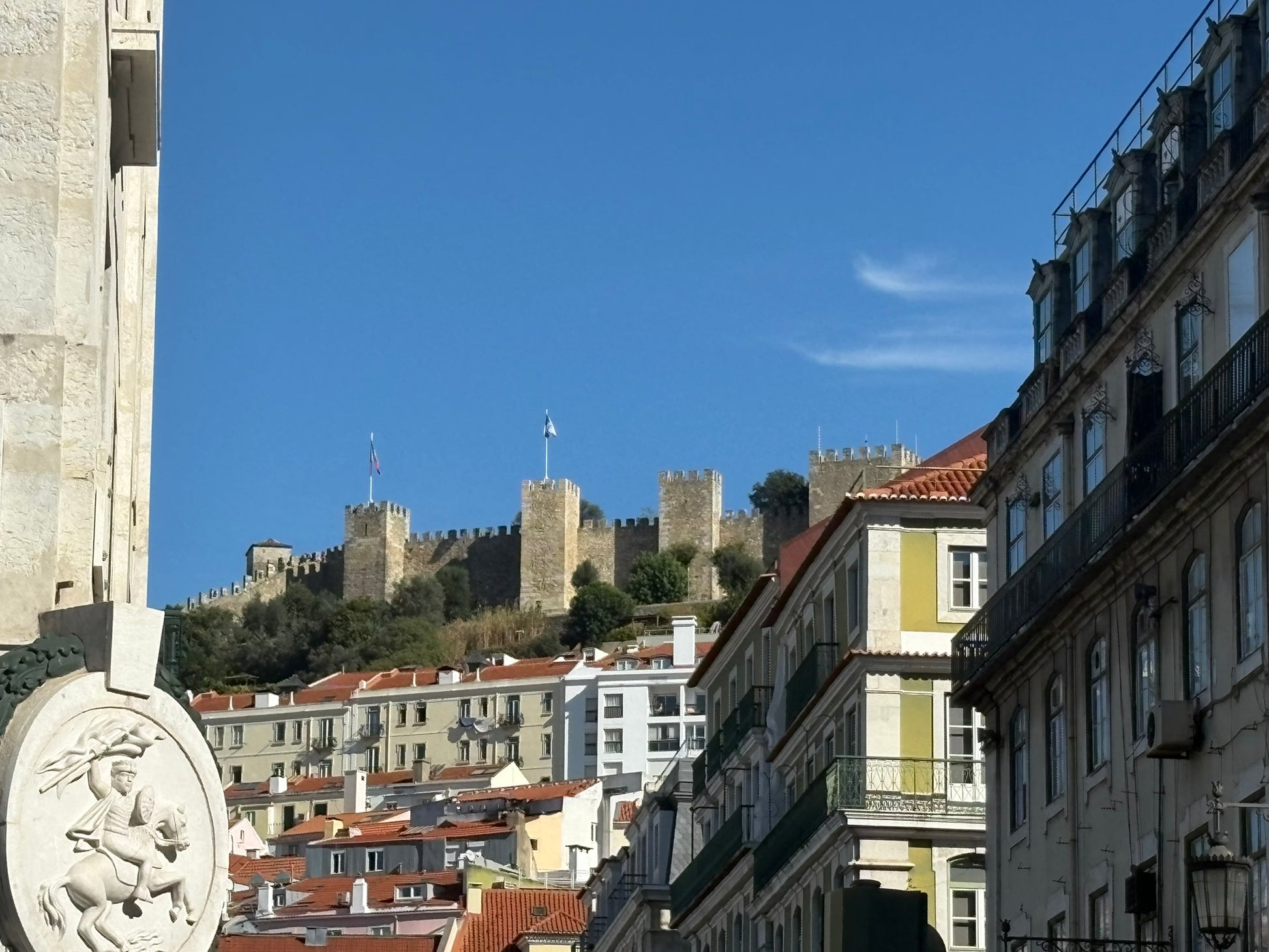 Vista sui tetti di Lisbona verso il Castelo de São Jorge