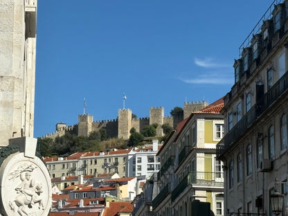 Vista sui tetti di Lisbona verso il Castelo de São Jorge