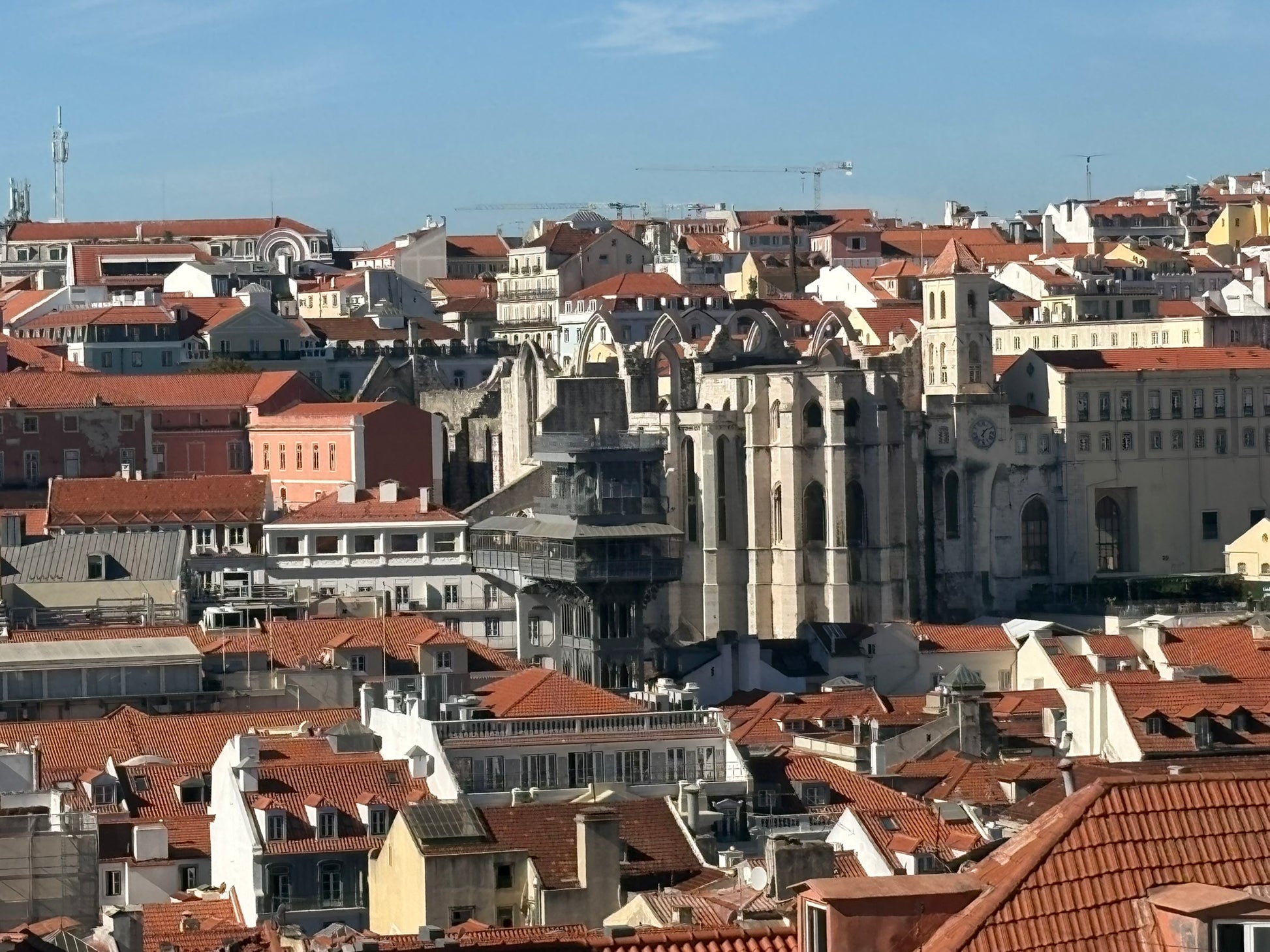 Vista sui tetti di Lisbona con le rovine del Convento do Carmo e l'Elevador de Santa Justa
