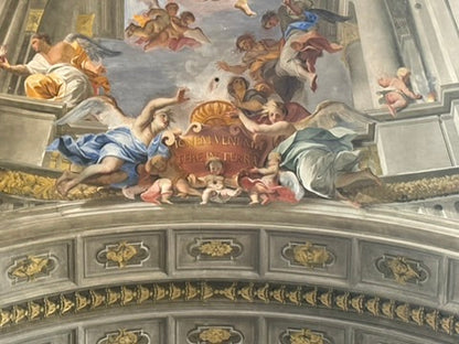 Affresco barocco del soffitto con angeli nella chiesa di Sant'Ignazio a Roma