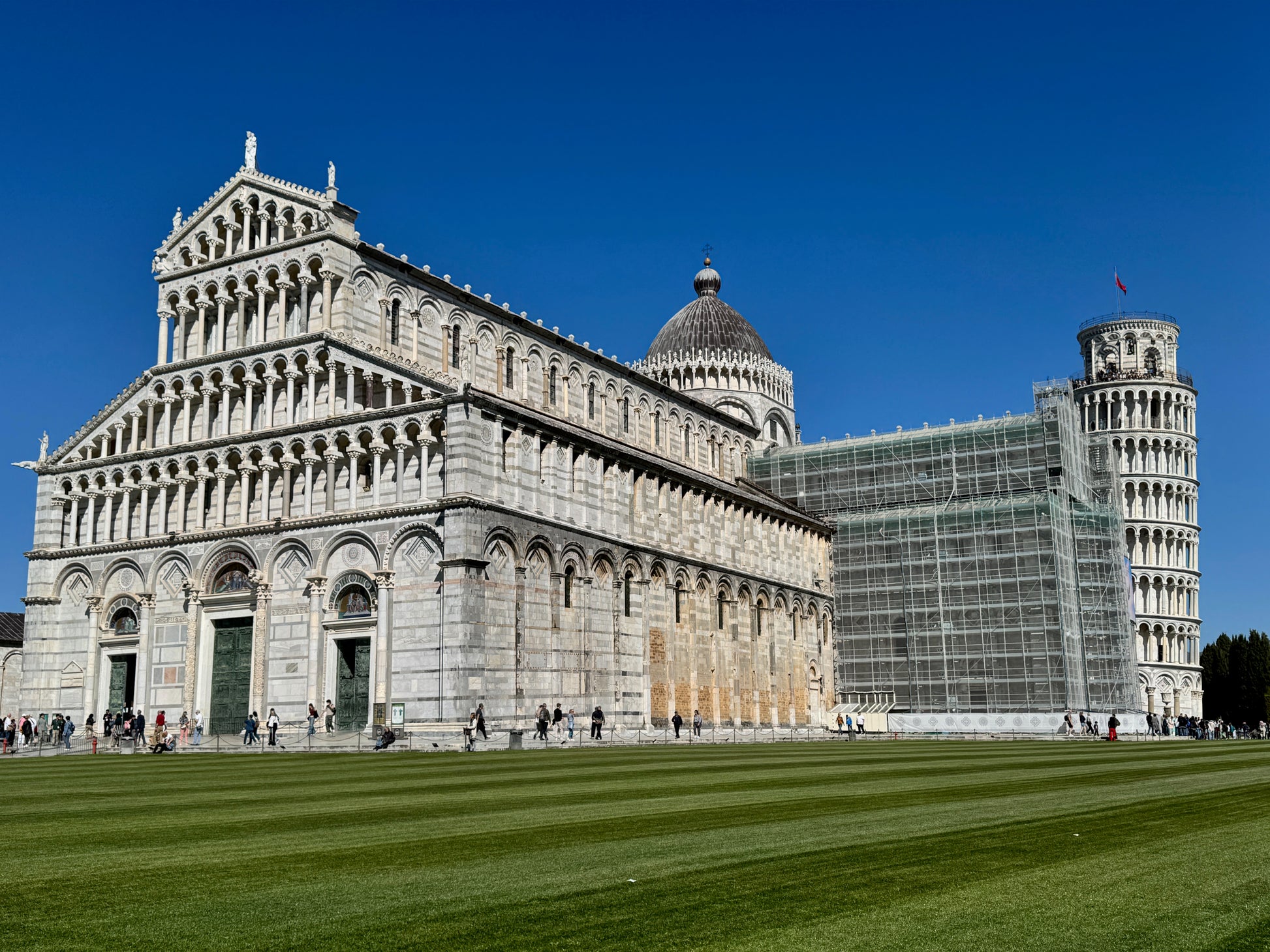 Il Duomo di Santa Maria Assunta e la Torre Pendente in Piazza dei Miracoli a Pisa