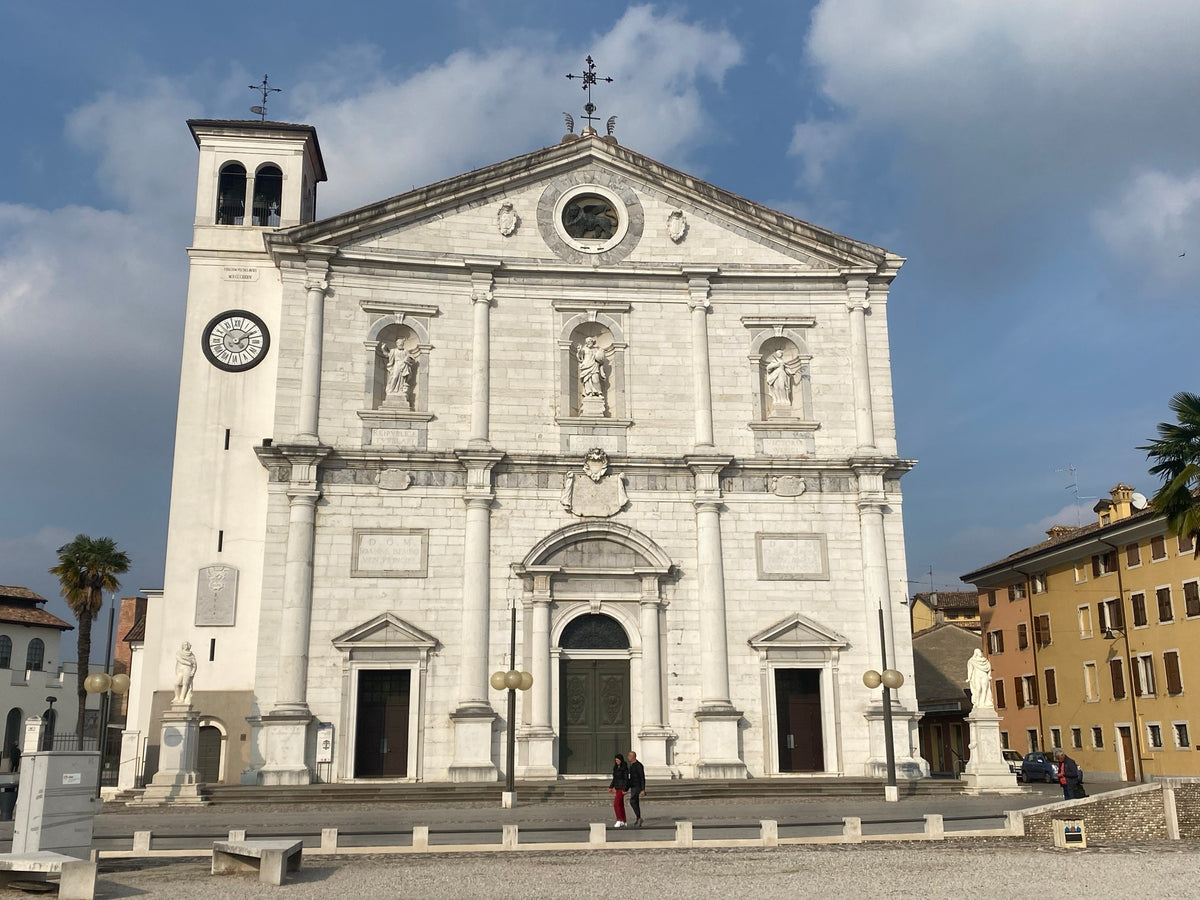 La facciata bianca del Duomo Dogale in Piazza Grande a Palmanova