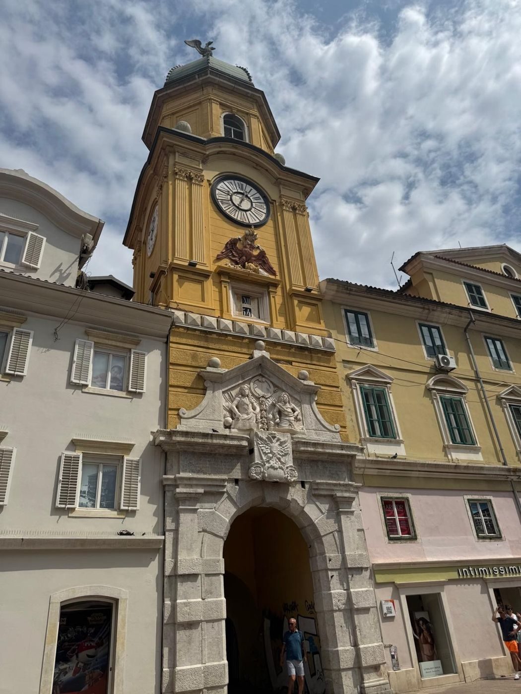 Der Gradski toranj in Rijeka, der Stadtturm mit Uhr und barockem Portal am Korzo.