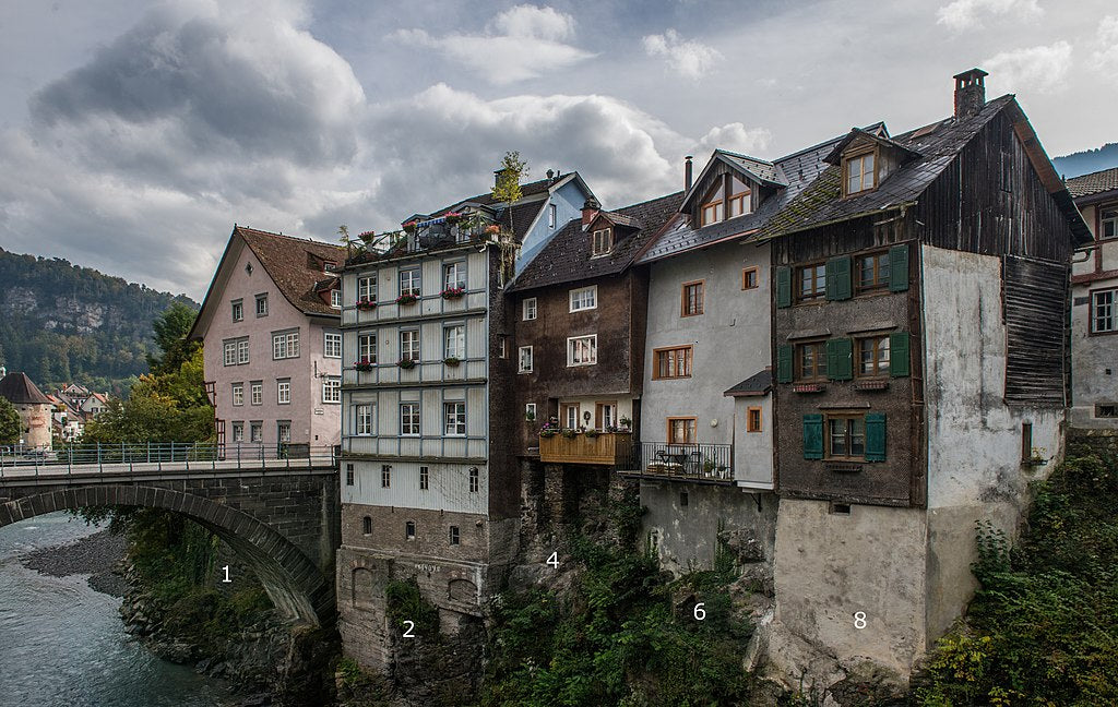 Fila di case storiche Im Kehr sulle rive dell'Ill a Feldkirch