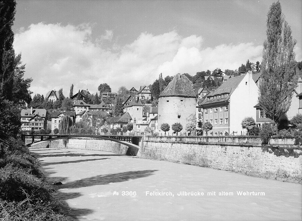 Foto storica in bianco e nero del ponte sull'Ill con l'antica torre difensiva a Feldkirch