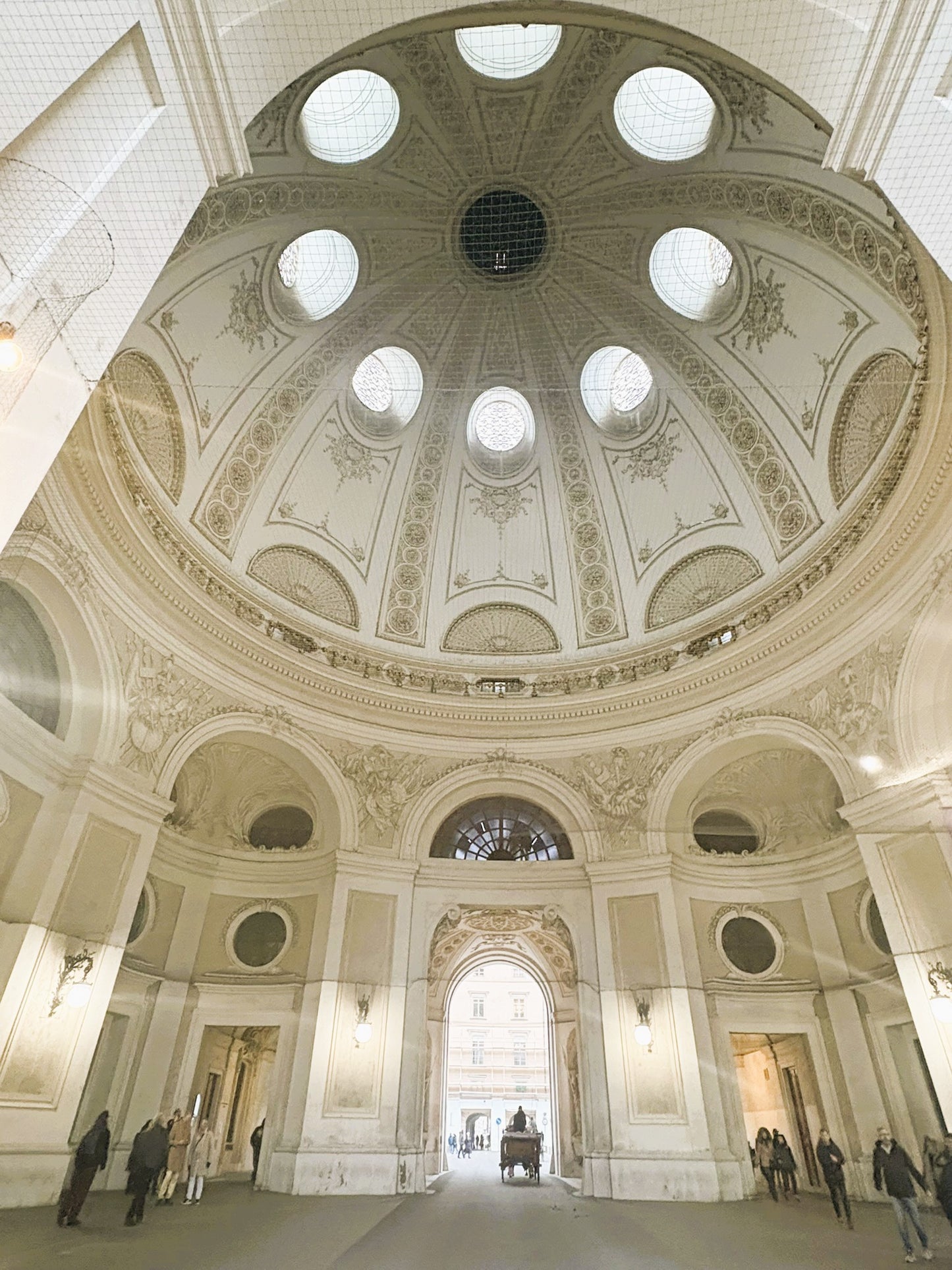 La cupola della Hofburg di Vienna vista dall'interno con stucchi e lucernario