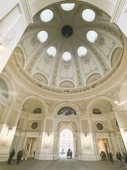 La cupola della Hofburg di Vienna vista dall'interno con stucchi e lucernario