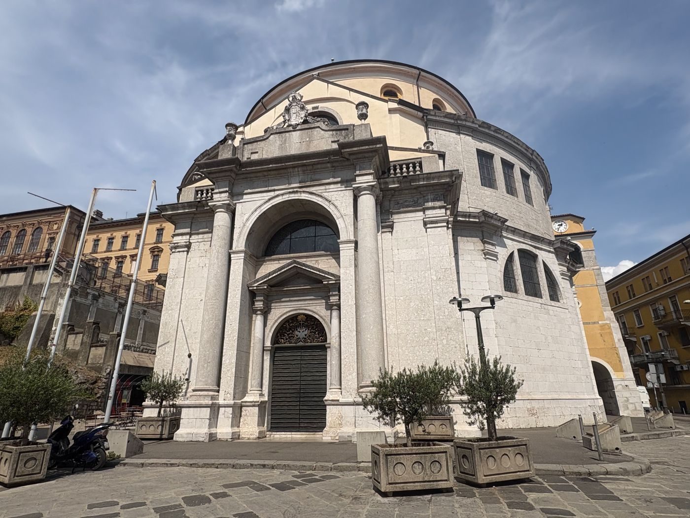 Die Katedrala sv. Vida in Rijeka, eine helle Barockrotunde mit breiter Kuppel.