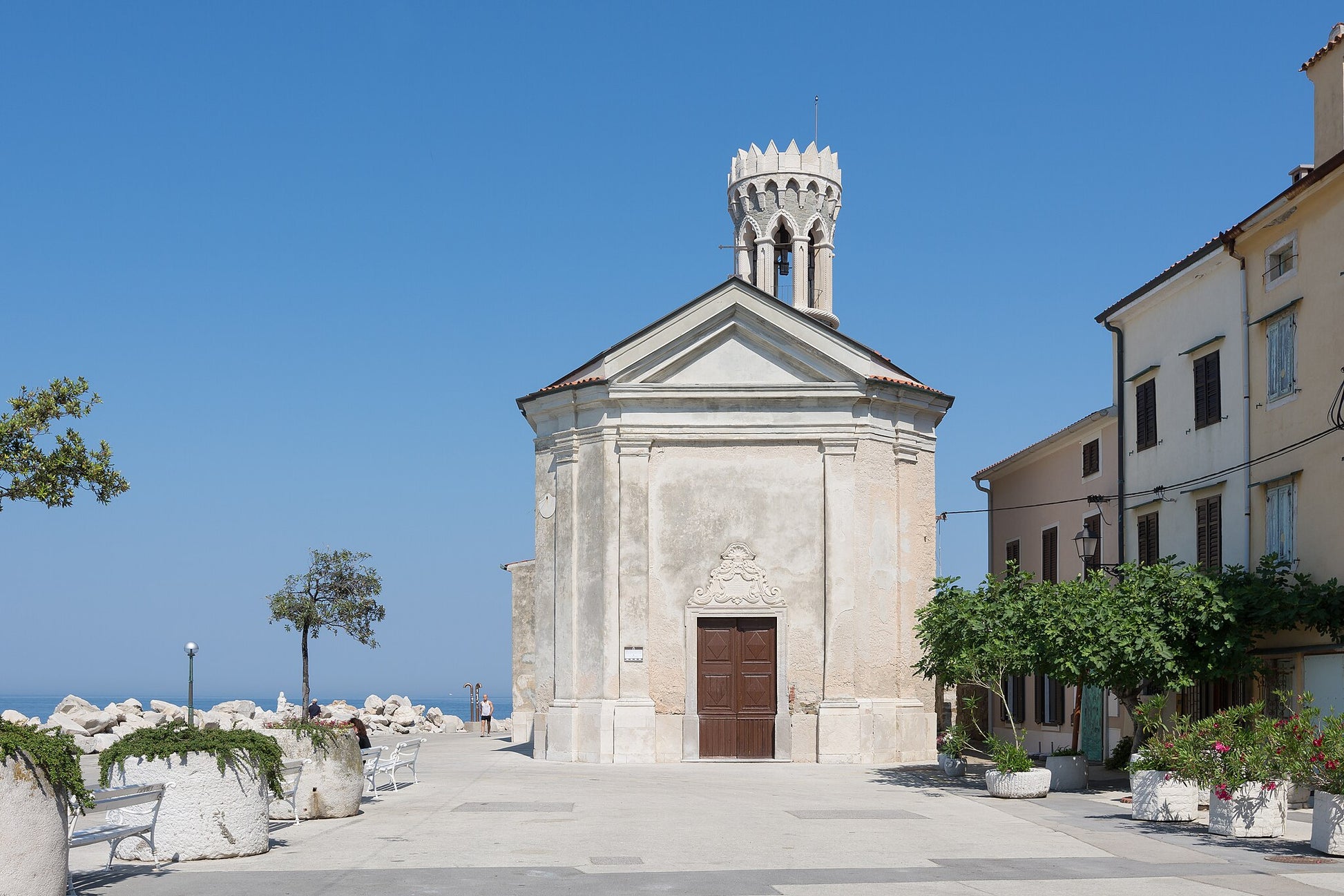 La chiesa di Marija Zdravja a Pirano con il mare e l'orizzonte alle spalle