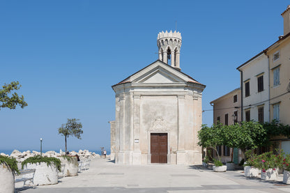 La chiesa di Marija Zdravja a Pirano con il mare e l'orizzonte alle spalle