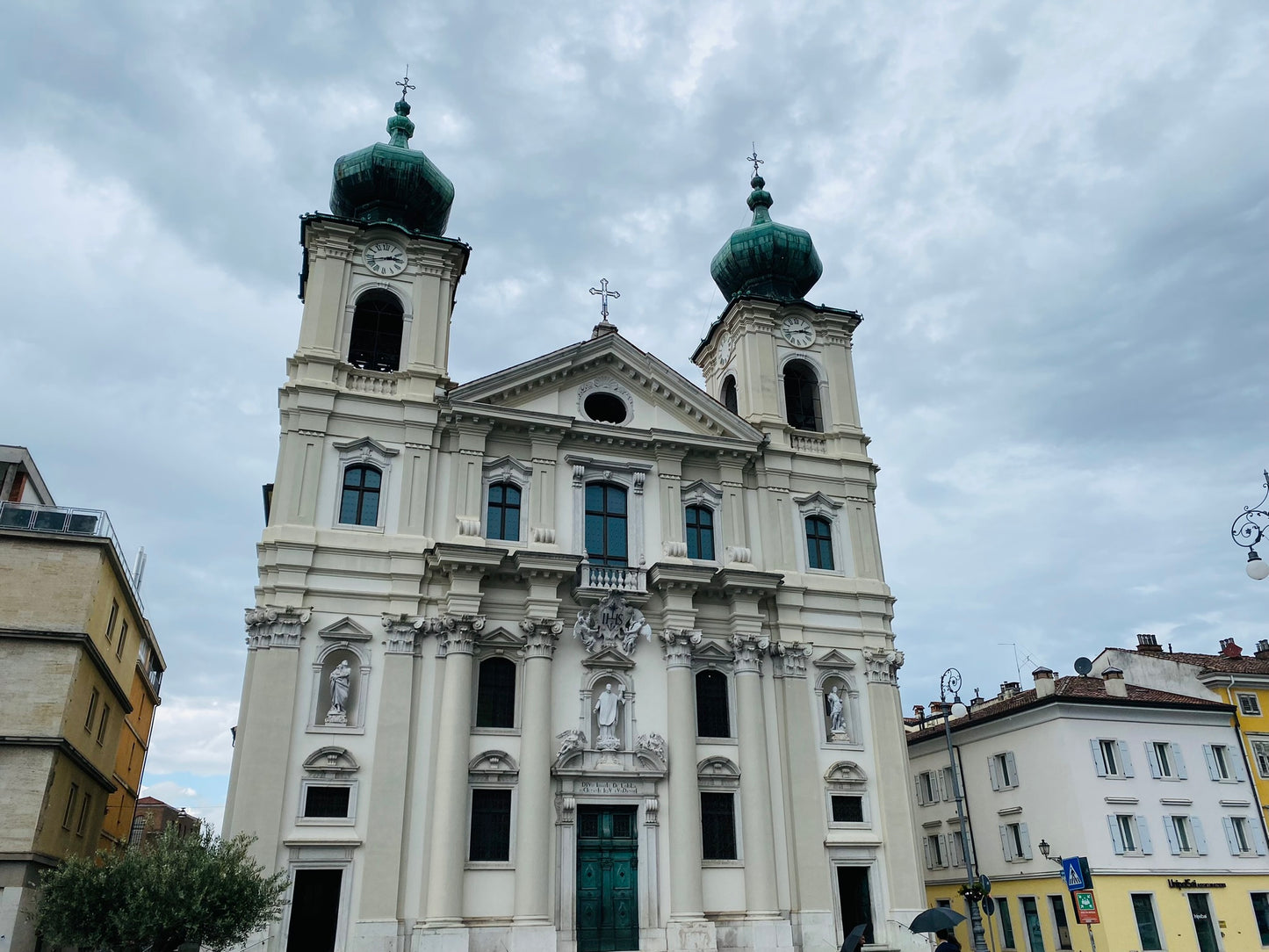 La chiesa barocca di Sant'Ignazio a Gorizia con due cupole a cipolla e statue di santi