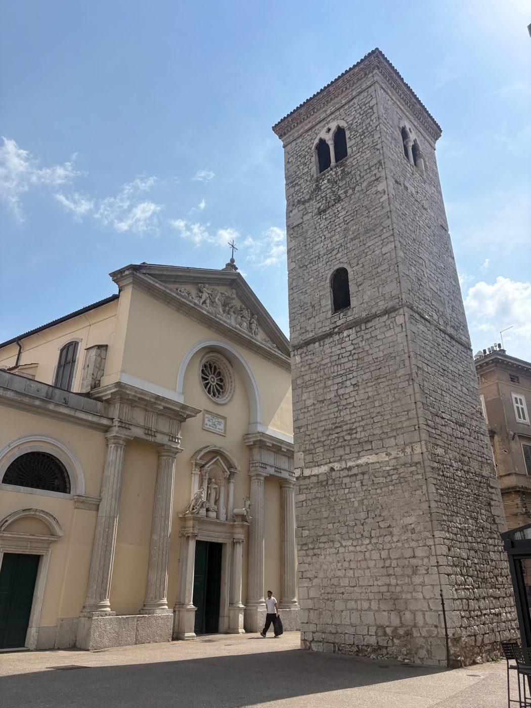 Der Kosi toranj in Rijeka, der schiefe Glockenturm am Trg pul Vele crikve.