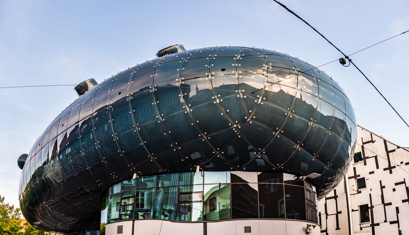 La Kunsthaus di Graz con la facciata blu lucida e i lucernari a forma di ugello sul tetto