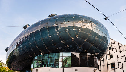 La Kunsthaus di Graz con la facciata blu lucida e i lucernari a forma di ugello sul tetto