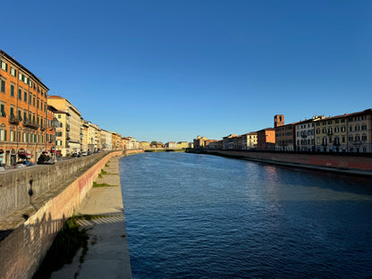 L'Arno con i Lungarni e i palazzi nel centro di Pisa