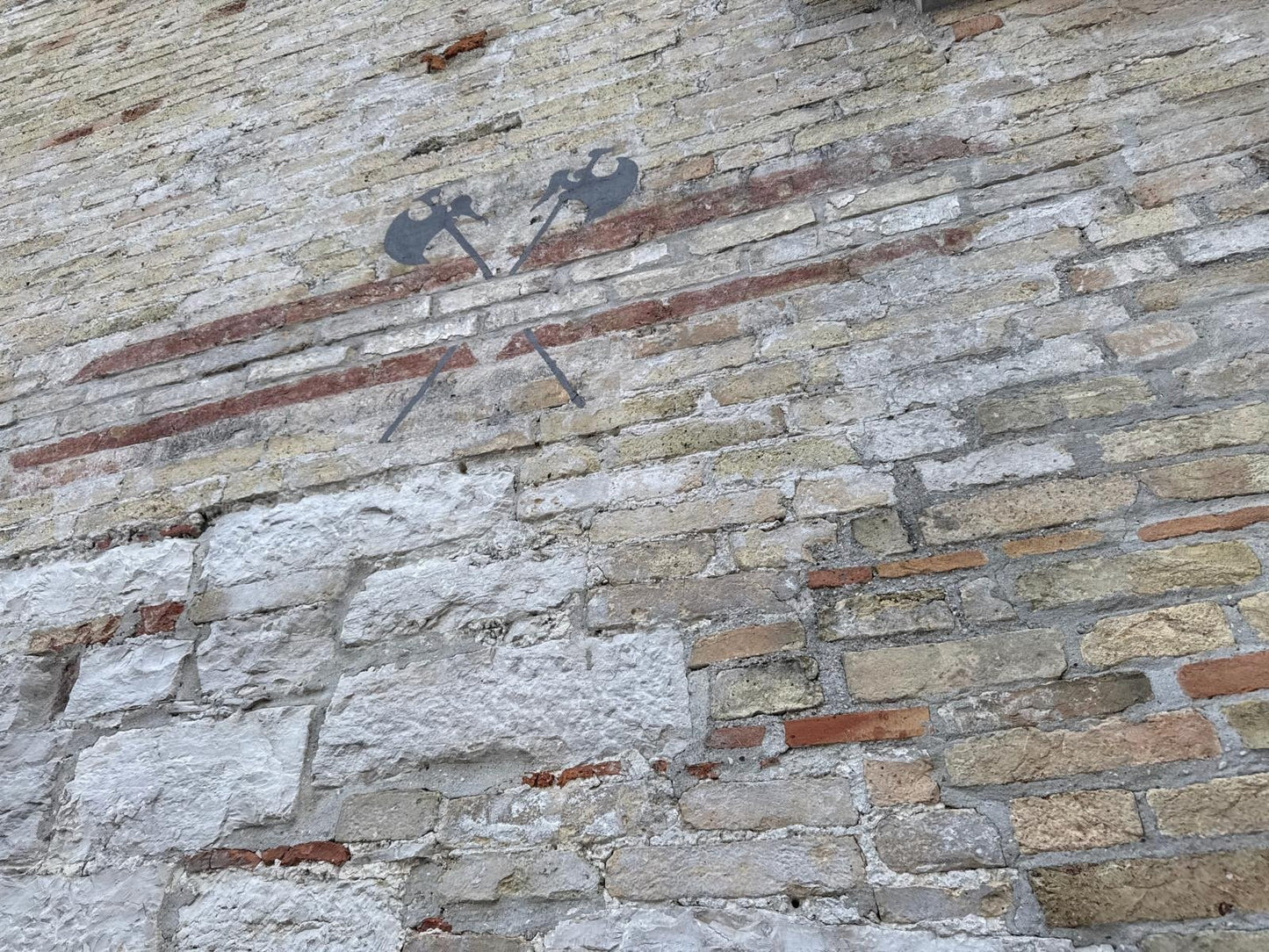 Zwei überkreuzte Beile als Freskenrest an der Casa Patrizia in Marano Lagunare