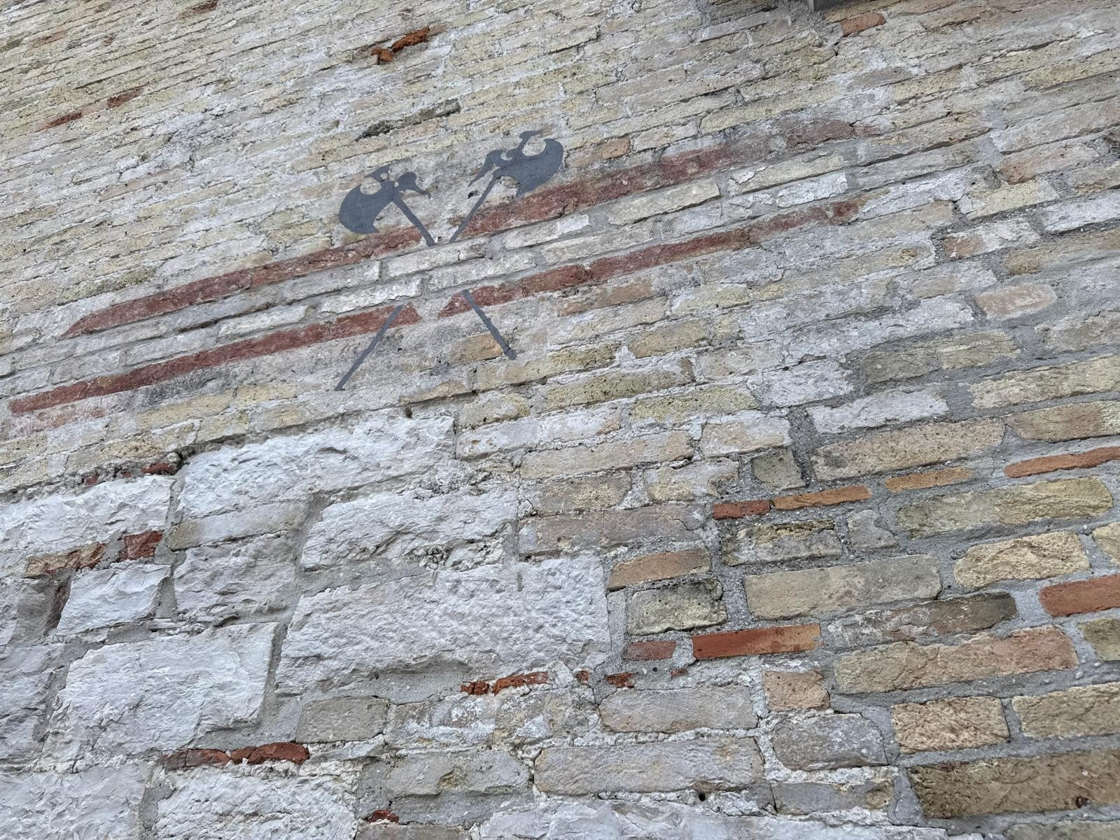 Zwei überkreuzte Beile als Freskenrest an der Casa Patrizia in Marano Lagunare