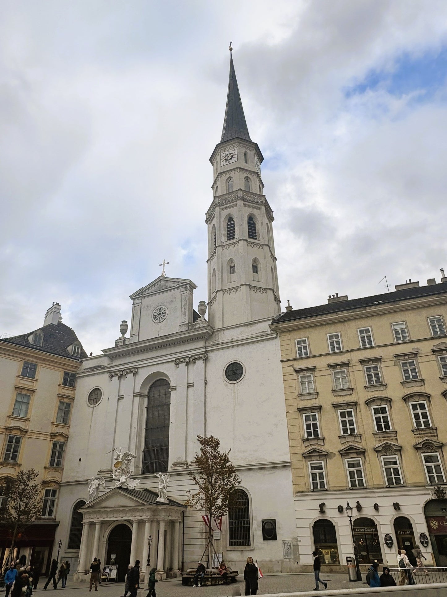 La Michaelerkirche in Michaelerplatz a Vienna con la sua torre appuntita