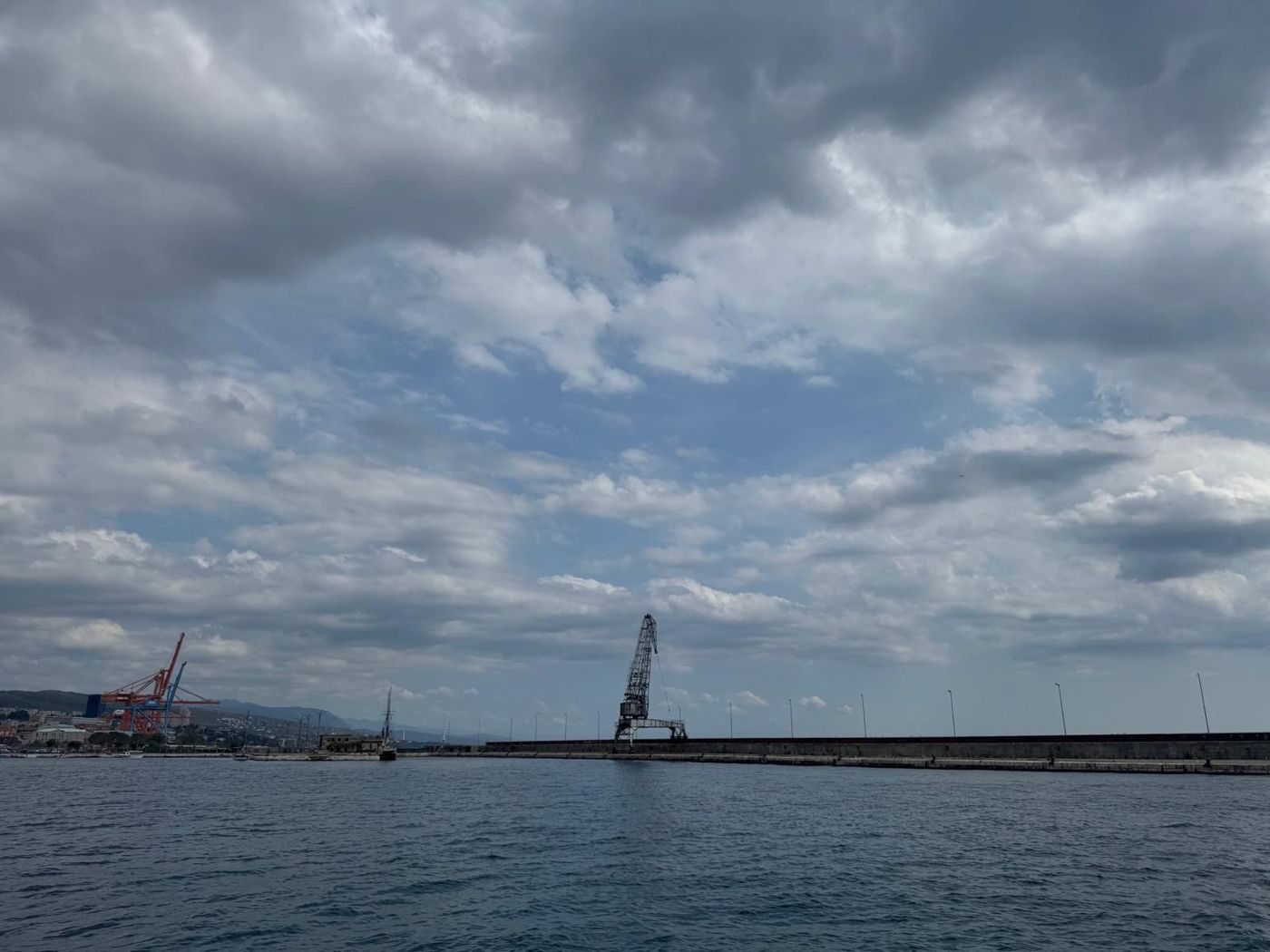 Blick vom Hafenbecken in Rijeka auf den Molo Longo und die Kvarner Bucht.