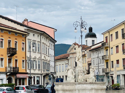 Fontana del Nettuno in Piazza della Vittoria a Gorizia tra le case storiche