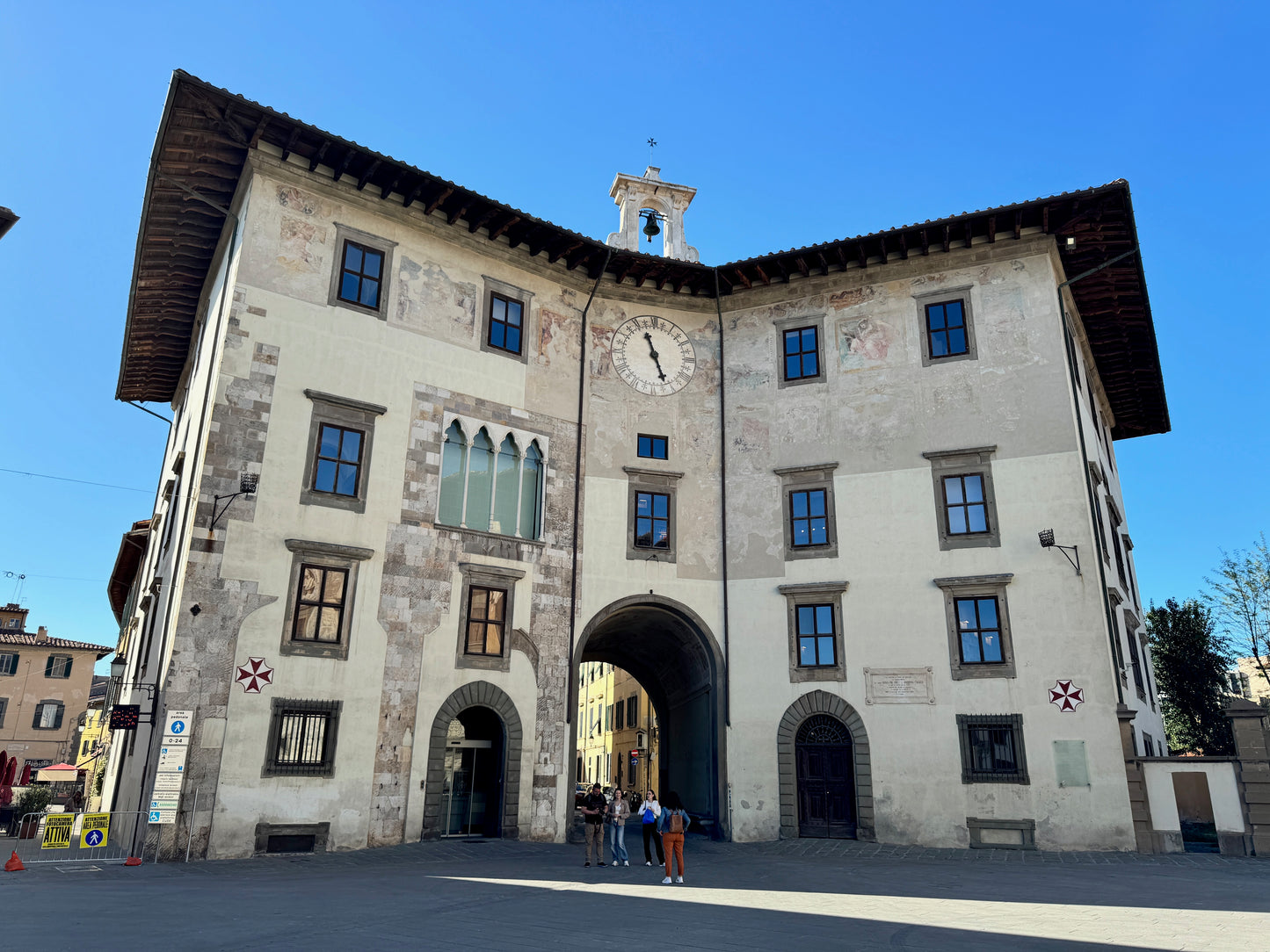 Il Palazzo dell'Orologio con l'orologio e l'arco in Piazza dei Cavalieri a Pisa