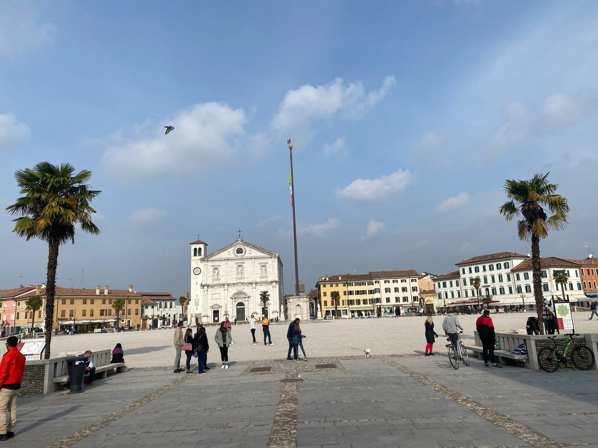 Piazza Grande a Palmanova con l'asta della bandiera, il Duomo Dogale e le palme