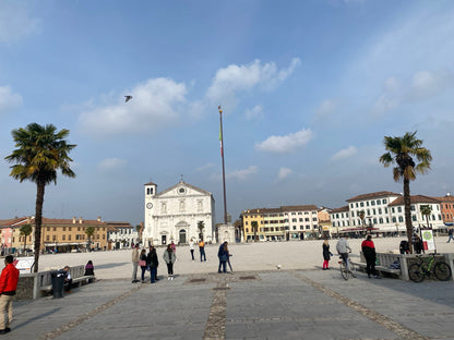 Piazza Grande a Palmanova con l'asta della bandiera, il Duomo Dogale e le palme