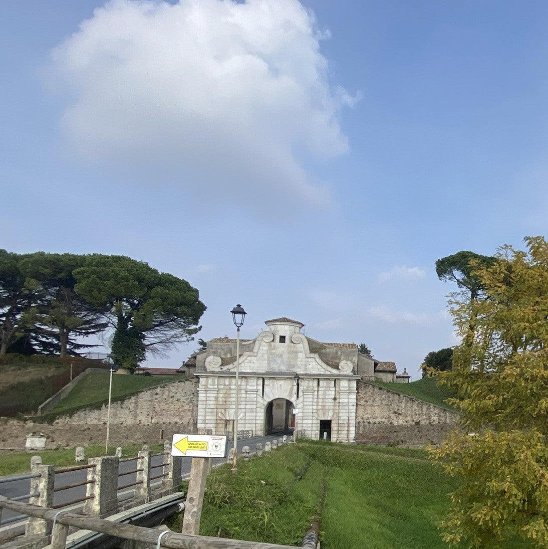 Porta della città fortificata di Palmanova al termine di un viale alberato
